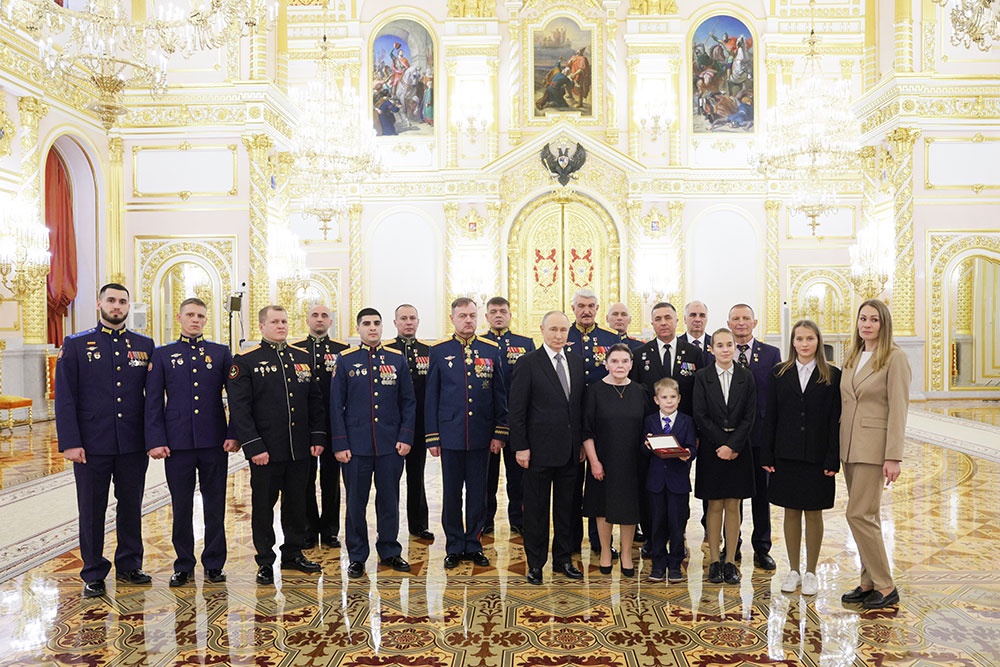 В День Героев Отечества Владимир Путин вручил медали "Золотая Звезда" героям СВО.