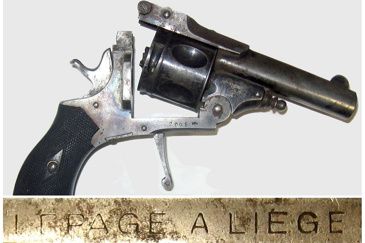 В УМВД исследовали два старинных револьвера, обнаруженных при ремонте в доме на Советской улице в Ярославле. В УМВД исследовали два старинных револьвера, обнаруженных при ремонте в доме на Советской улице в Ярославле.