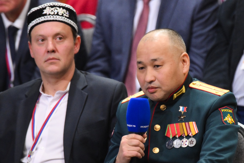 Командир штурмовой роты, Герой России старший лейтенант Наран Очир-Горяев (справа) во время специальной программы "Итоги года" с Владимиром Путиным в Москве