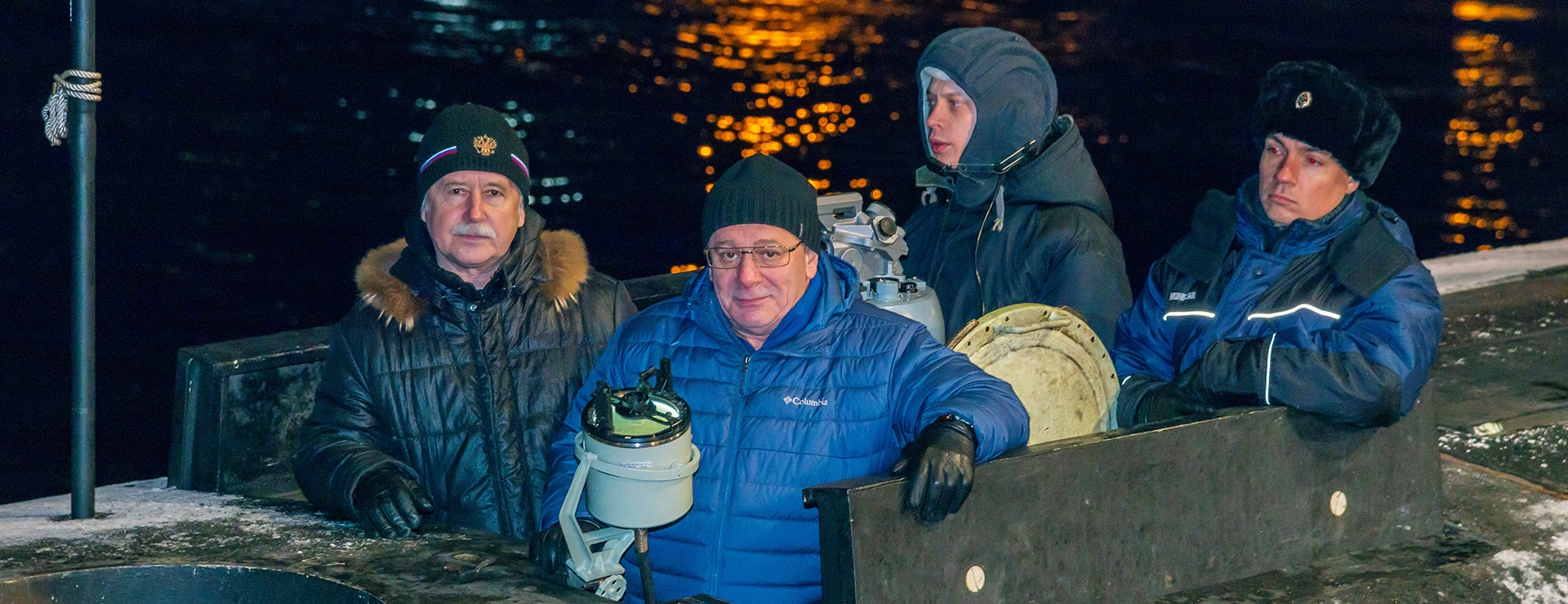 Генеральный директор ЦКБ "Рубин" Игорь Вильнит, генеральный директор "Севмаша" Михаил Будниченко и моряки-подводники на ходовом мостике "Борея-А" в акватории БелВМБ.
