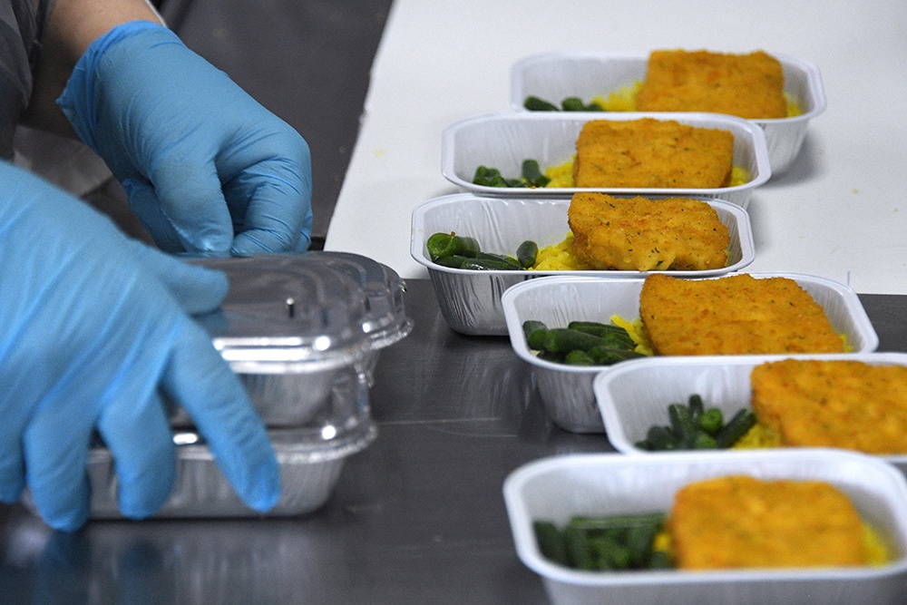 Растет спрос на drop-off catering - доставку блюд в боксах, такой формат подходит для неформальных встреч. 