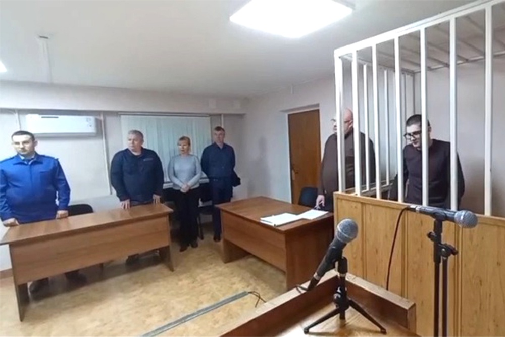 Незадолго до краха родительского бизнеса Александр Семенов-младший за второе пьяное ДТП со смертельным исходом был приговорен к 11 годам колонии-поселения.