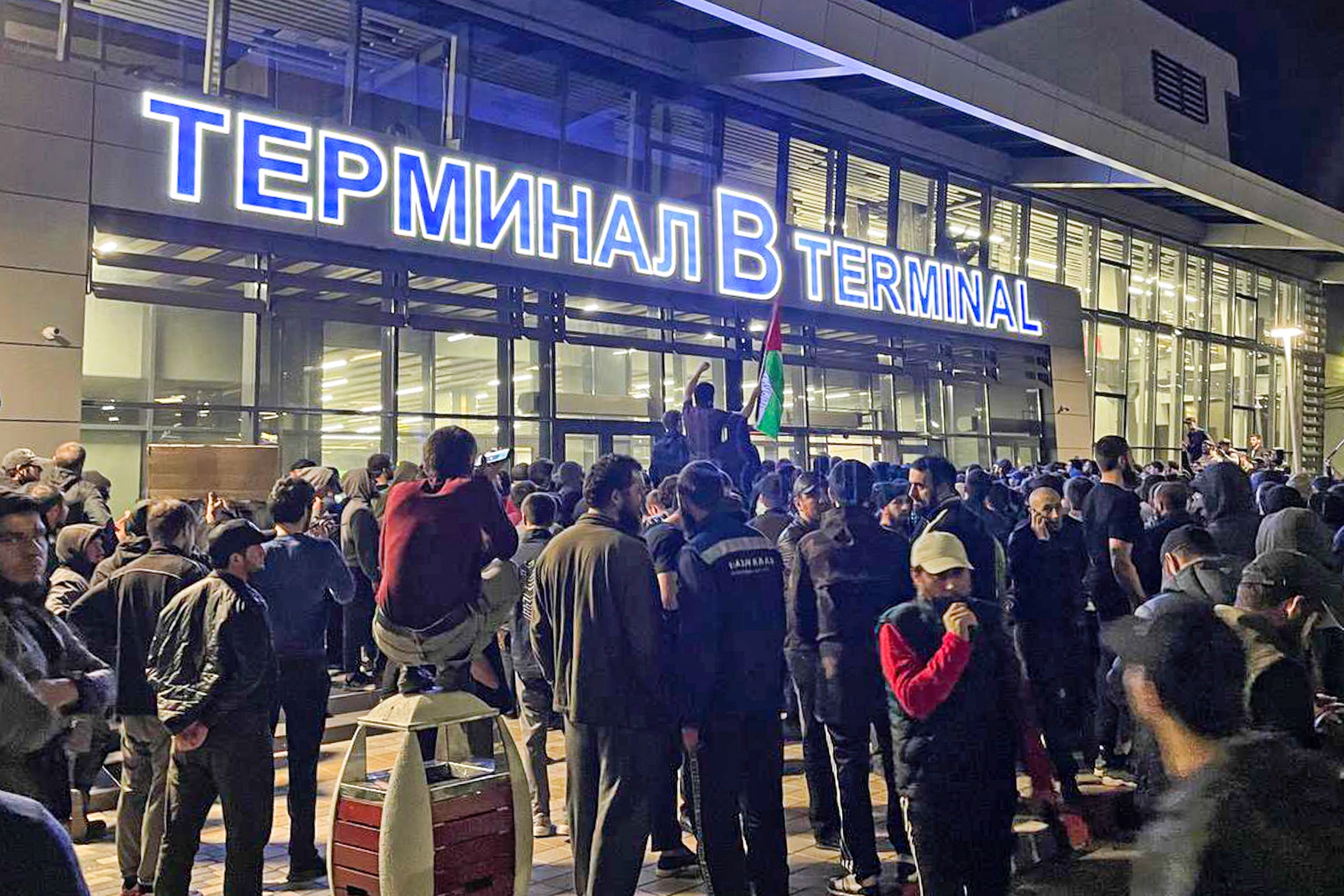 За два часа до прилета лайнера
из Тель-Авива в аэропорту собрались сотни агрессивных людей.