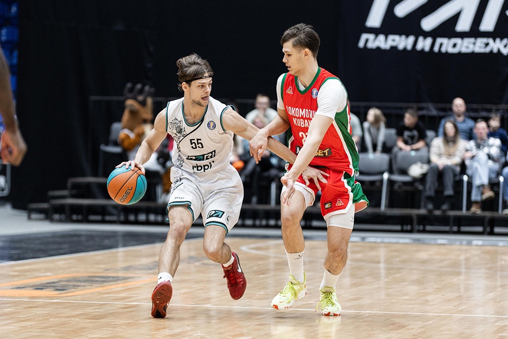 В матче против "Пари НН" форвард "Локо" Всеволод Ищенко (справа) отрабатывал как в атаке, так и в обороне.