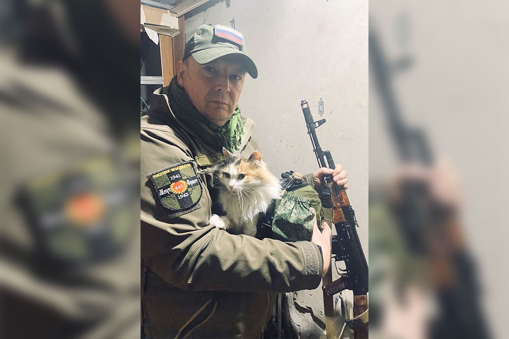 Андрей Кудряков обожает животных, и они отвечают ему тем же. В частности, этот трехцветный кот, не раз приносивший бойцам удачу на фронте.