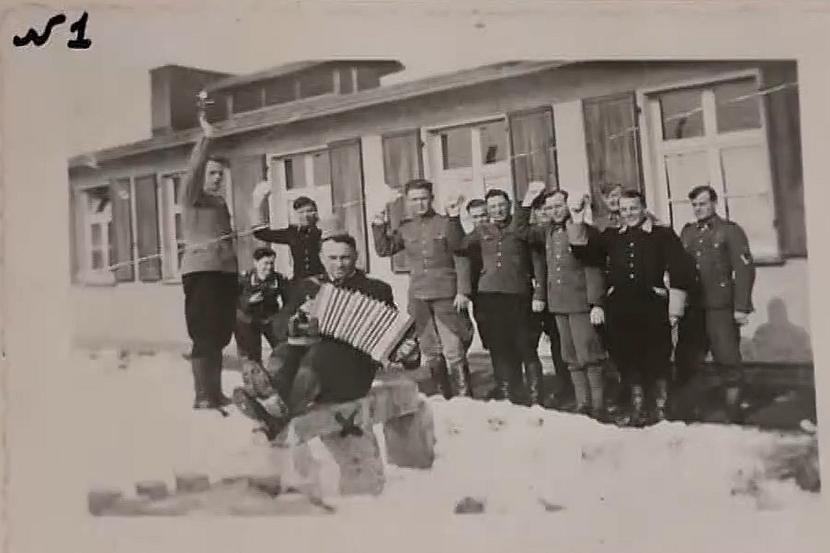 Одним из главных доказательств вины предателя стала эта фотография, сделанная в концлагере, сопоставленная с новыми изображениями. Клименко здесь играет на гармошке. 