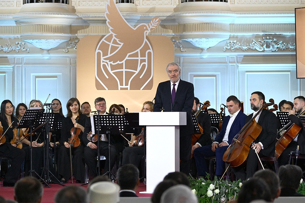 Дипломы и именные золотые медали лауреатам вручил председатель жюри Валерий Гергиев.