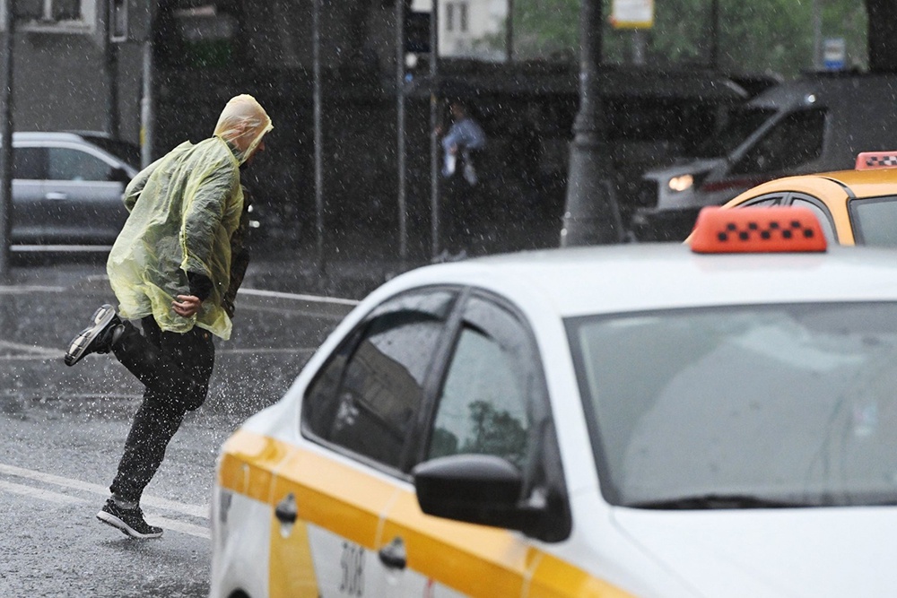 У пешехода, который ведет себя на дороге подобным образом, есть все шансы стать виновником ДТП.