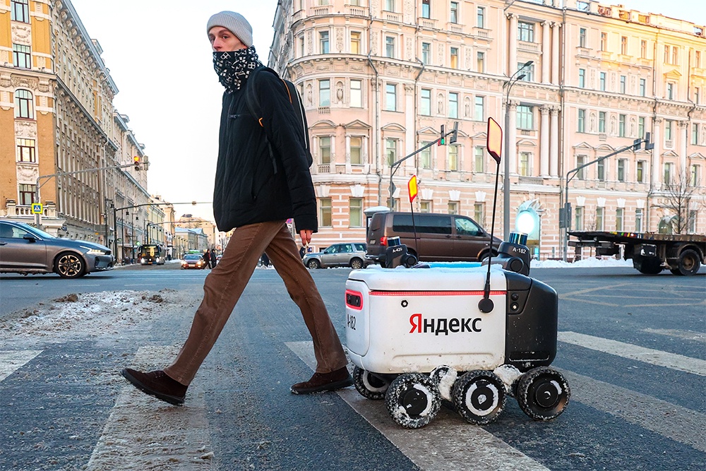 Сейчас по Москве разъезжают около 200 вот таких роботов, но со временем их станет больше.