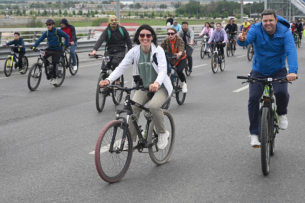 Современные соседи не только делятся друг с другом самым необходимым в быту, но и проводят вместе досуг. 