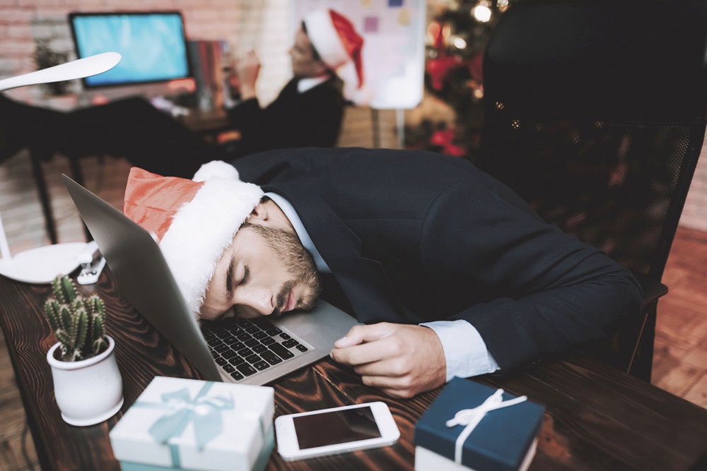 Мужчина устало спит на рабочем месте