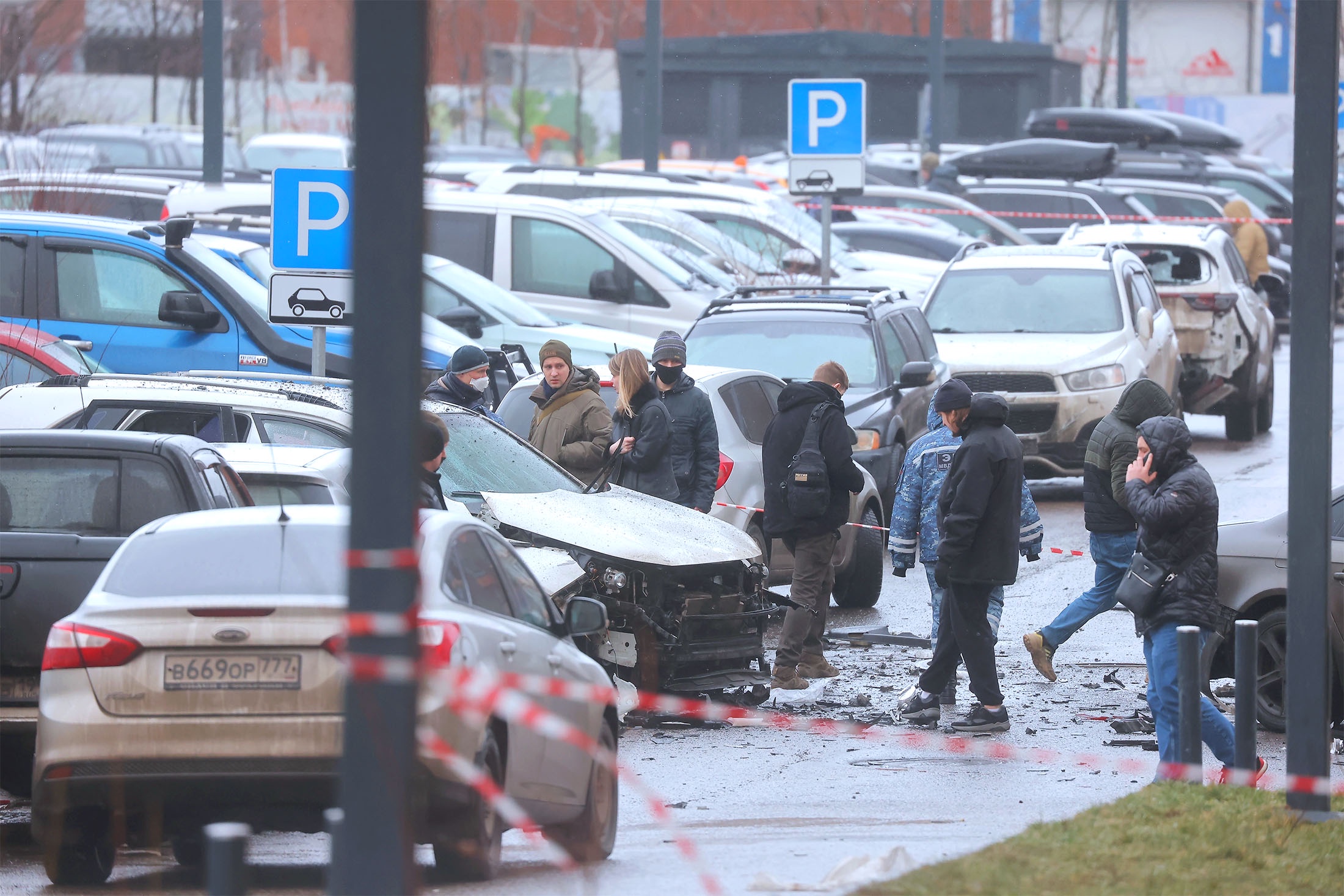 Корейский внедорожник успел отъехать от места парковки буквально несколько метров, после чего произошел взрыв. К приезду медиков генерал Сарваров еще был жив, но позже скончался.