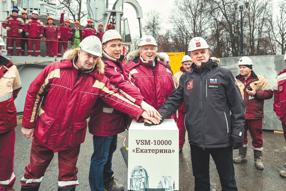 Уникальные тоннелепроходческие комплексы в сложных условиях используются наряду с ручным  трудом строителей