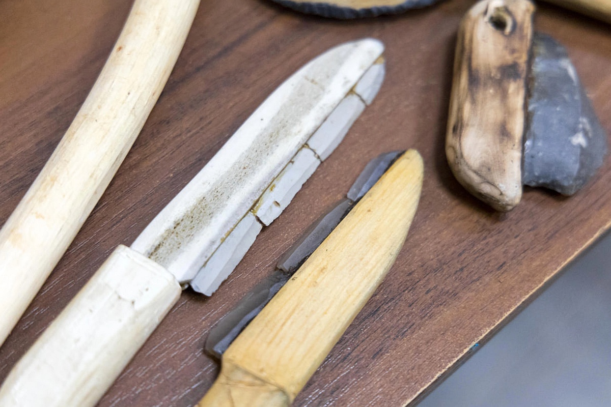 В "тревожный чемоданчик" древних людей входило большое количество заготовок, ножи, остроконечники, скребки и резцы.