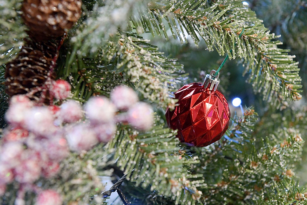 Искусственная елка и новогодний декор