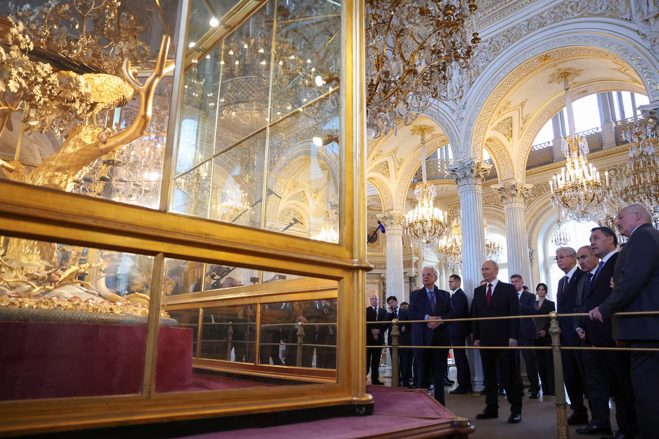 Владимир Путин вместе с лидерами СНГ оценил работу знаменитых  на весь мир часов "Павлин".