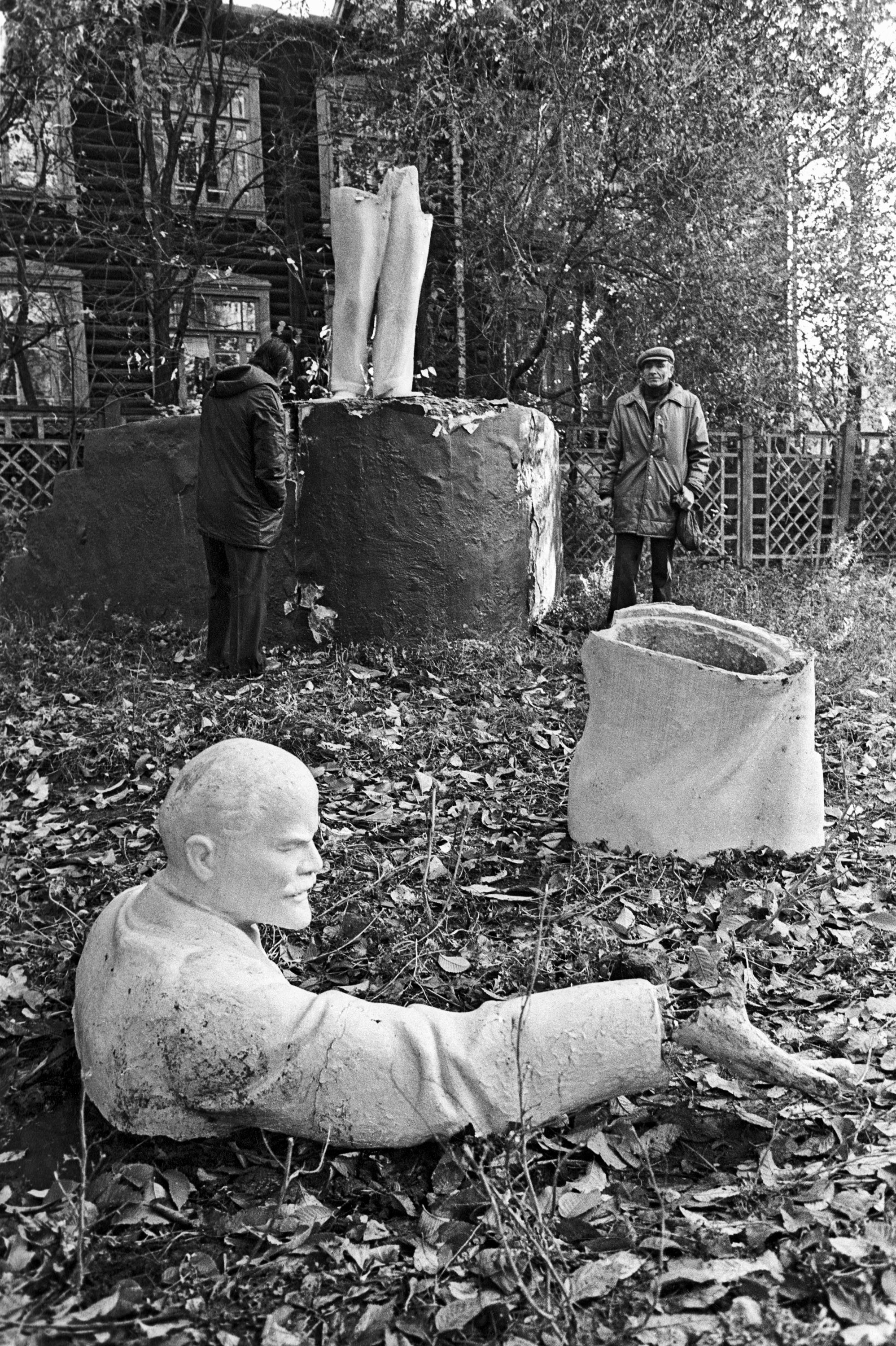 Разрушенный памятник Ленину. 1990