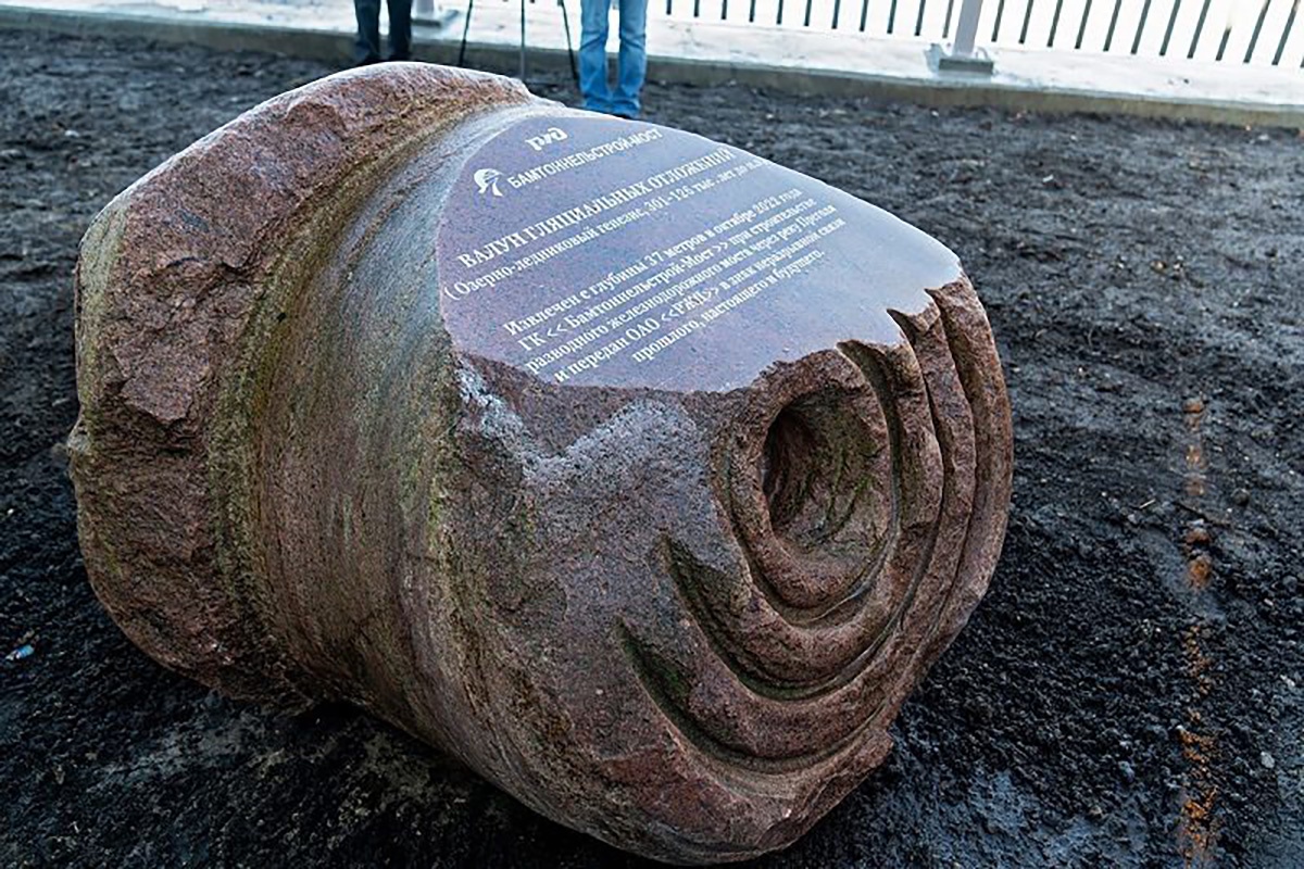 Массив твердой породы цветом и вкраплениями напоминает розовый гранит, а формой похож на рулет. Массив твердой породы цветом и вкраплениями напоминает розовый гранит, а формой похож на рулет.