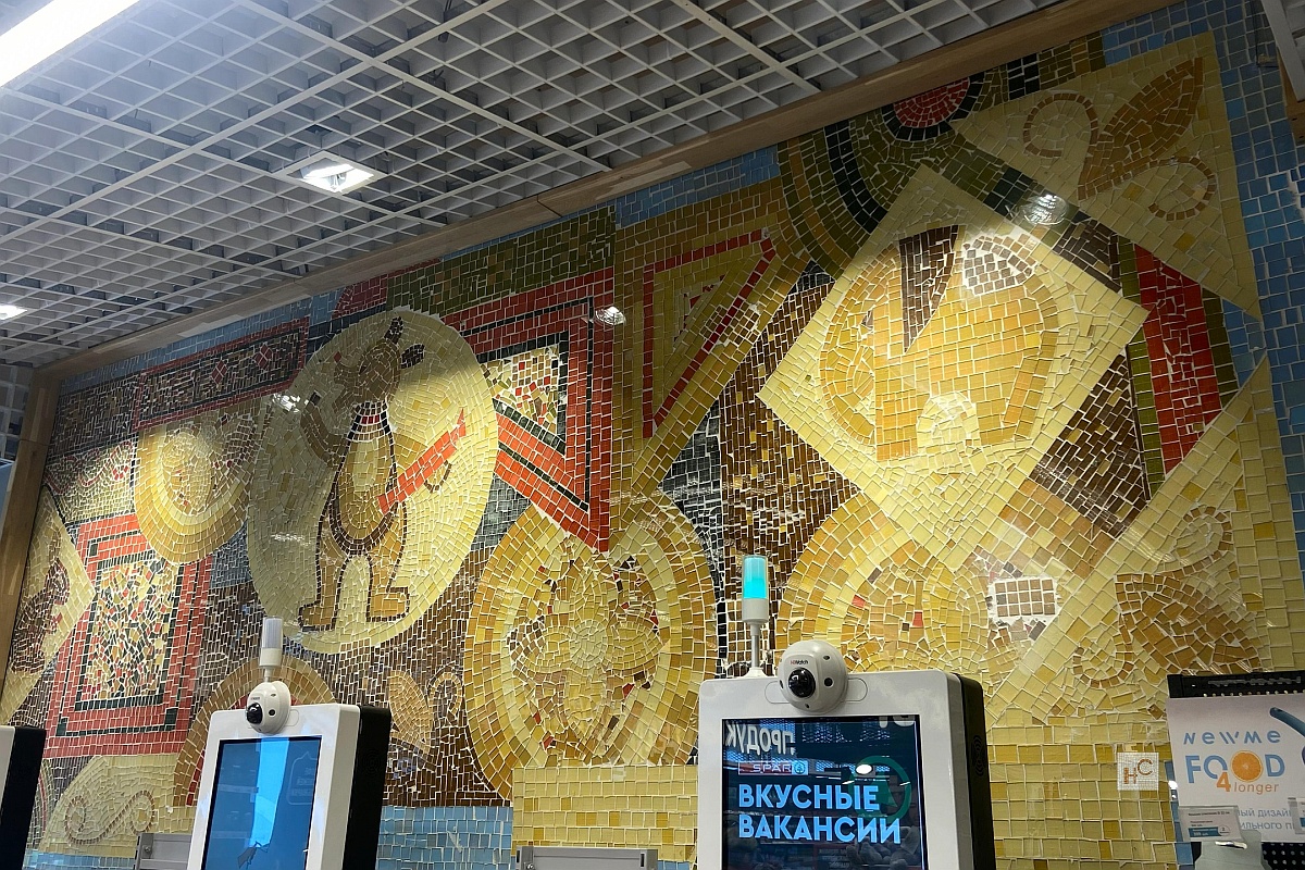 Почему в этот исконно русский сюжет художник включил экзотического слоника? Реставраторы пока не знают.