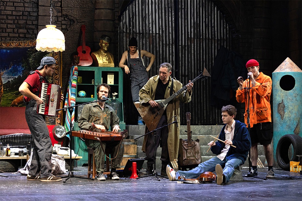 Семь мужичков теперь не крестьяне, а рабочие. И спор их разгорается во время репетиции группы в гараже.