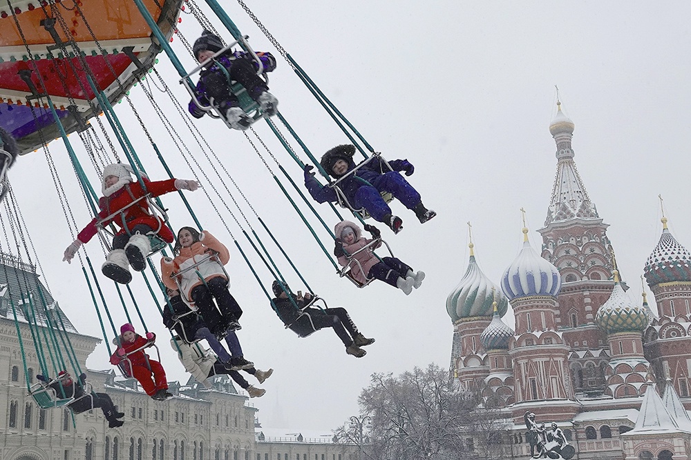 Радость детей на Святки. Катание на карусели. Красная площадь. Москва.
