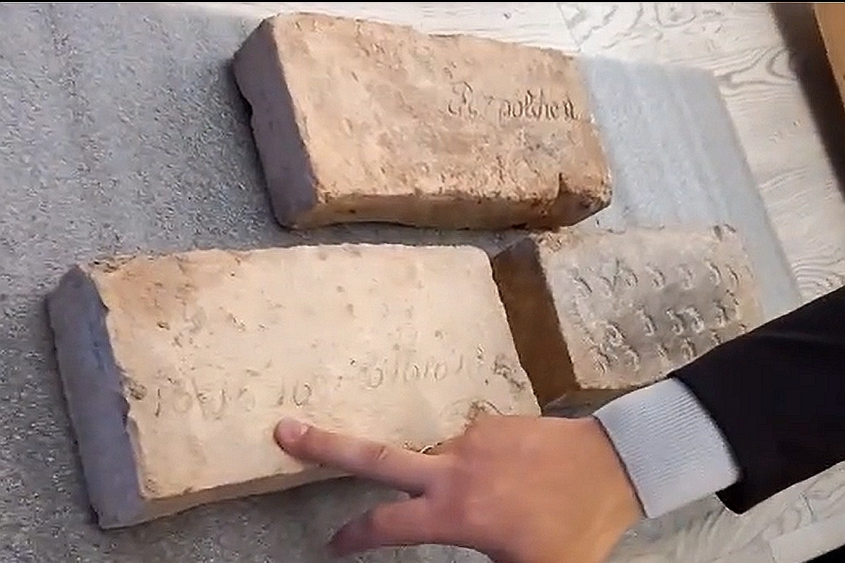 Прочитать надписи пока невозможно, так как строки слишком стерты. Прочитать надписи пока невозможно, так как строки слишком стерты.