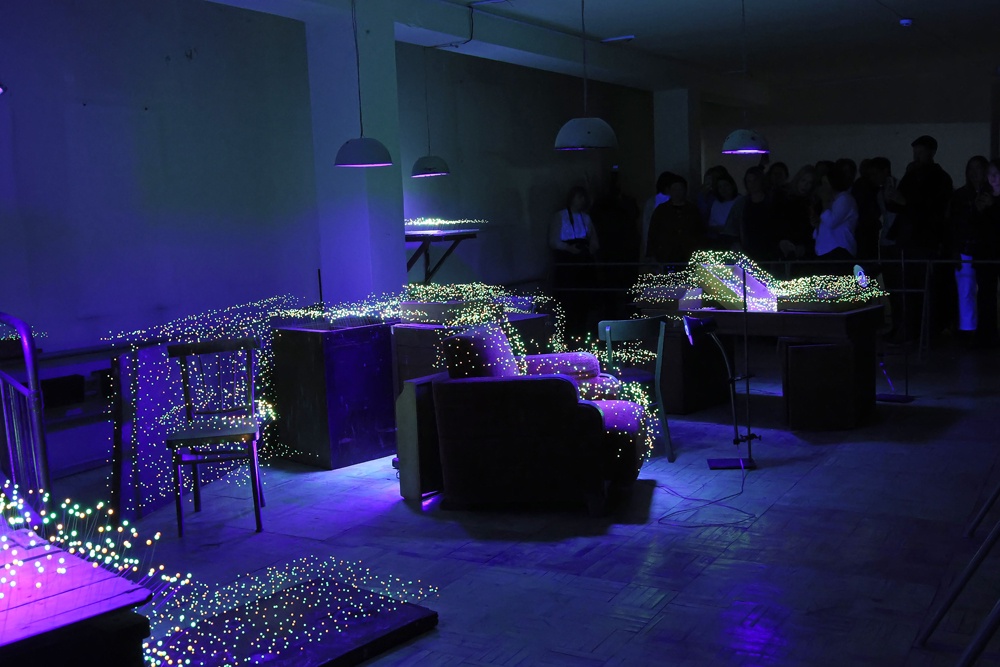 Предметы в странной комнате - вещи из лаборатории Тимофеева-Ресовского, подвергшиеся то ли биологическому зарастанию, то ли влиянию остаточной радиации.