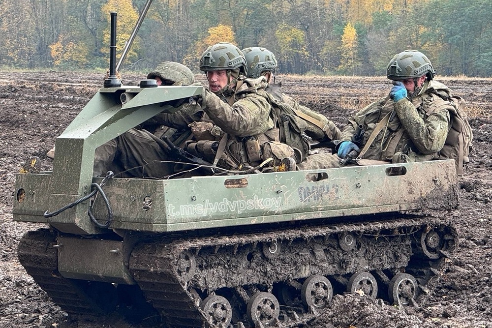 Такой роботизированный наземный комплекс "Омич" запросто может взять на борт трех-четырех бойцов.