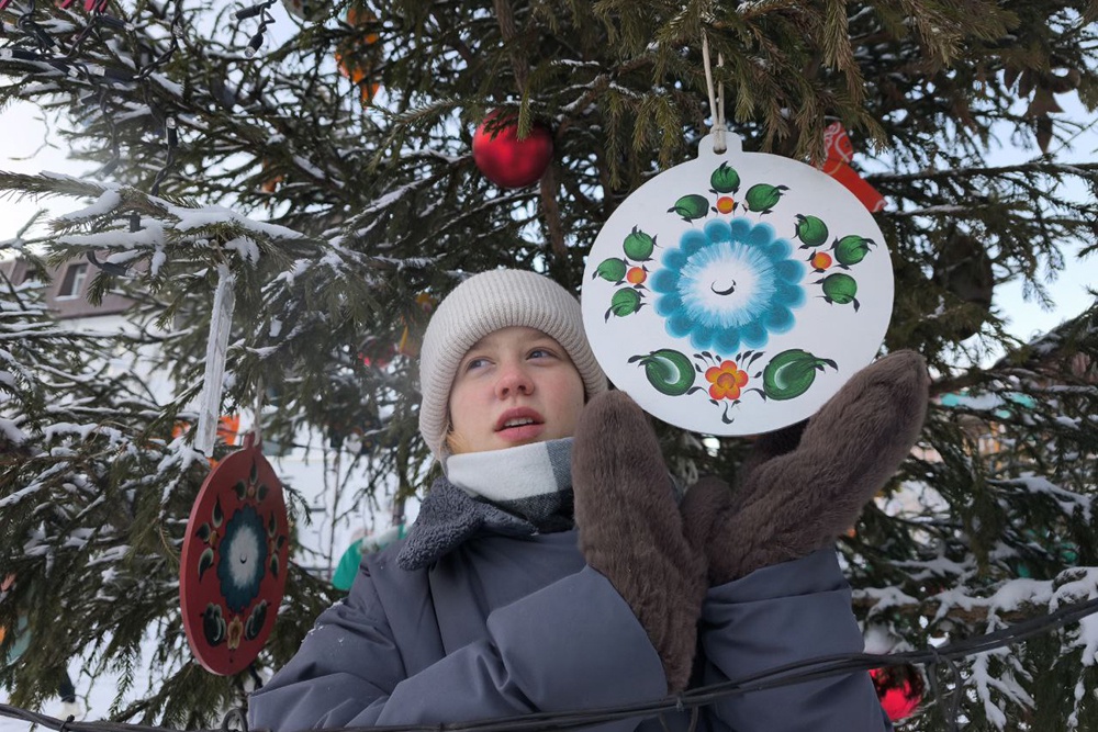 Елочку украсили игрушками с мотивами урало-сибирской росписи.