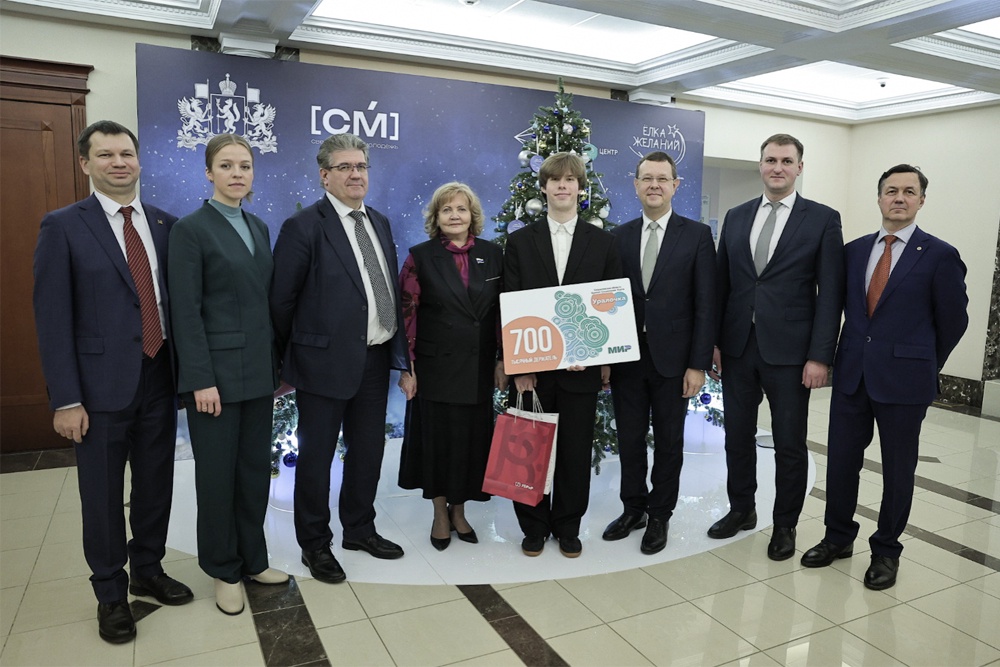 700-тысячным обладателем Единой социальной карты стал студент УрГЭУ Иван Леганьков. Его поздравила председатель Законодательного собрания Людмила Бабушкина.