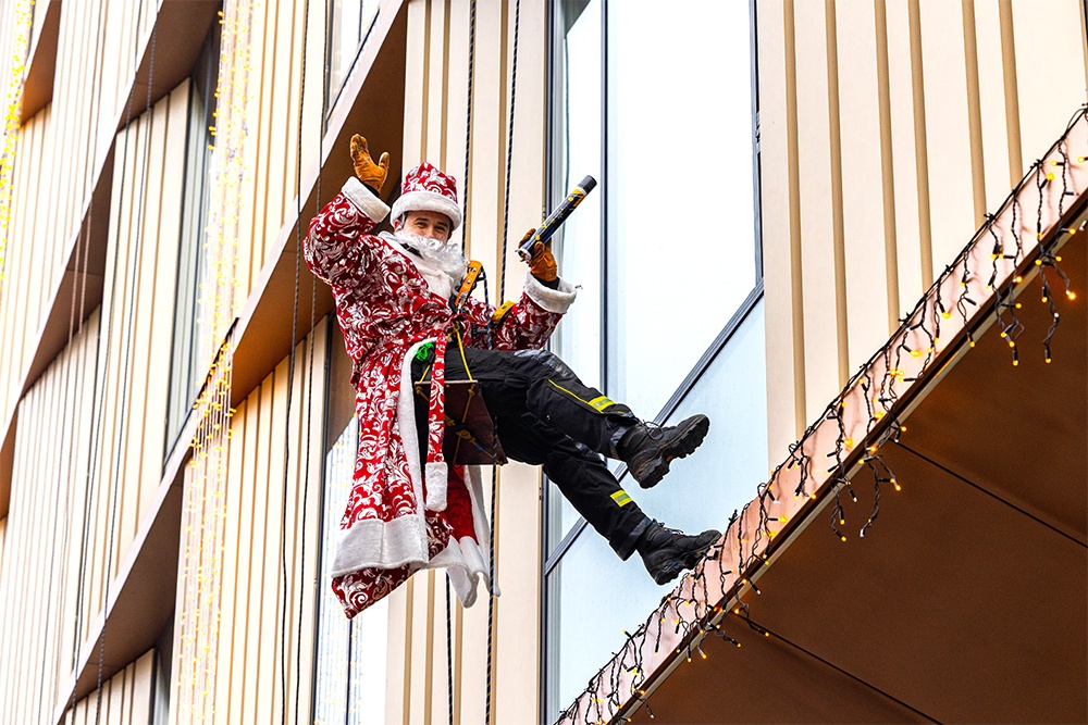 Новогодний десант Дедов Морозов в больницы - уже добрая московская традиция.