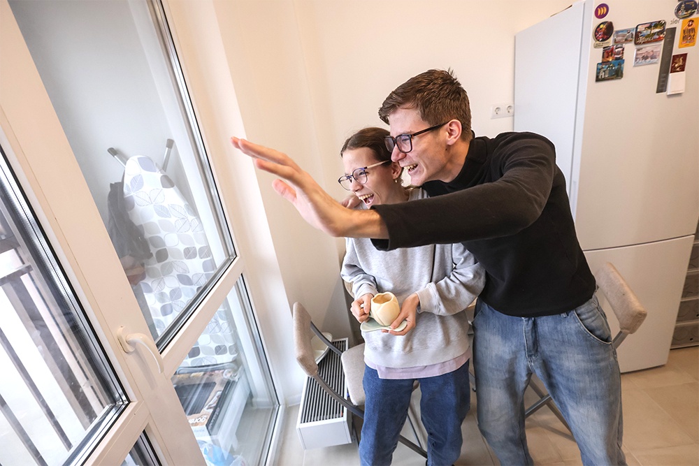 Даша и Вова любуются видами Москвы с 16-го этажа.