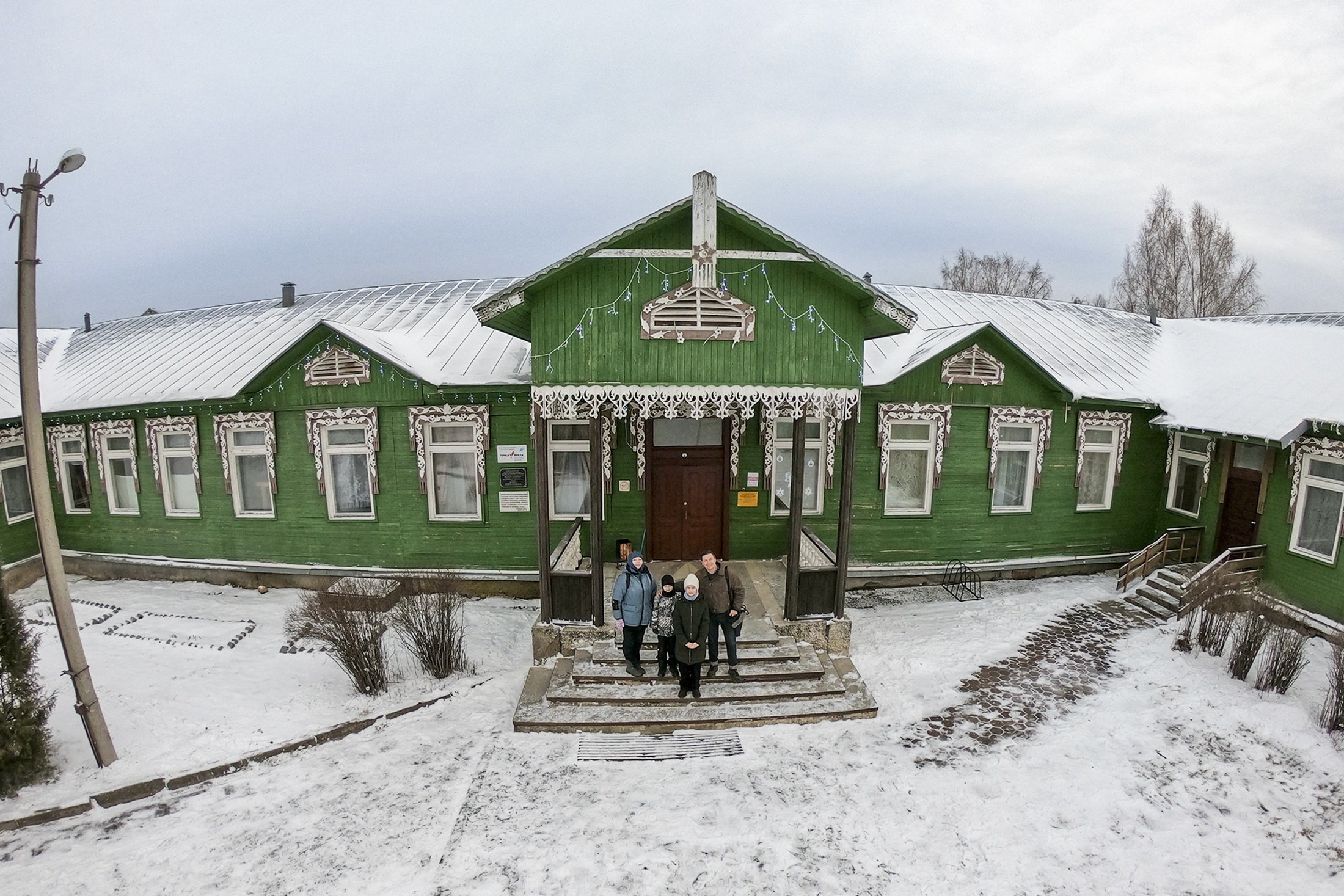 Ученики и учителя в Нежитине шутят: "Зимой и летом - одним цветом. Это о нашей родной школе"