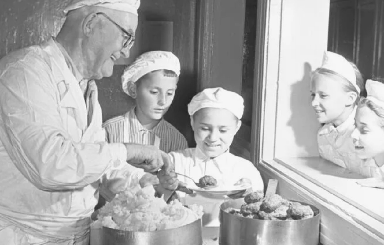 Пюрешка с котлеткой - давно классика, но официально "пюрешка" вошла в словарь Института русского языка только сейчас.