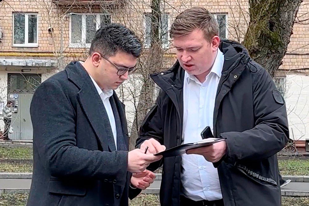 Теперь предприниматели могут получить подпись без посещения отделения банка или налоговой: представитель Т-Бизнеса приезжает когда и куда им удобно, проводит идентификацию и передает готовый токен.