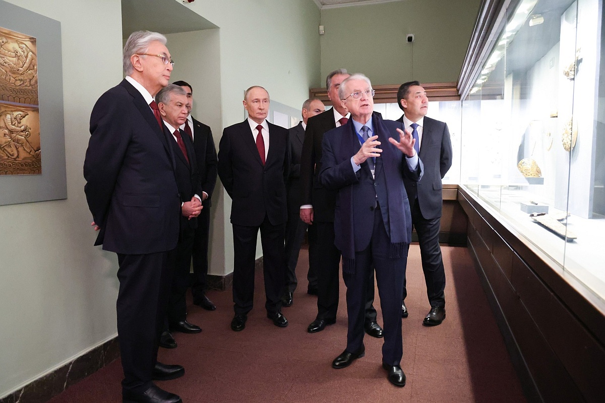 Президент России Владимир Путин организовал для лидеров СНГ, приехавших в Санкт-Петербург на саммит, экскурсию по Эрмитажу. 