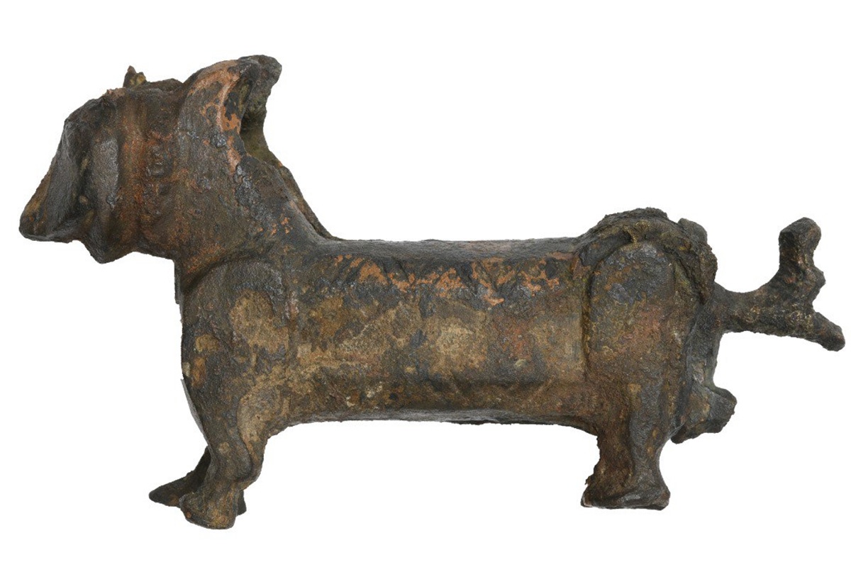 Самым необычным среди недавних сокровищ оказался зооморфный замок в форме волка.