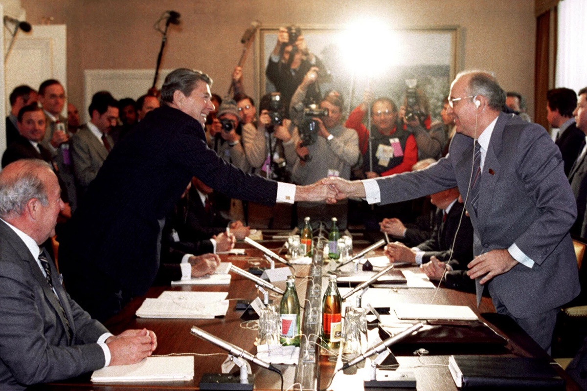 Неформальная обстановка помогла сгладить противоречия. "К концу встречи я почувствовал: с Рейганом можно иметь дело", - вспоминал позже Михаил Горбачев.