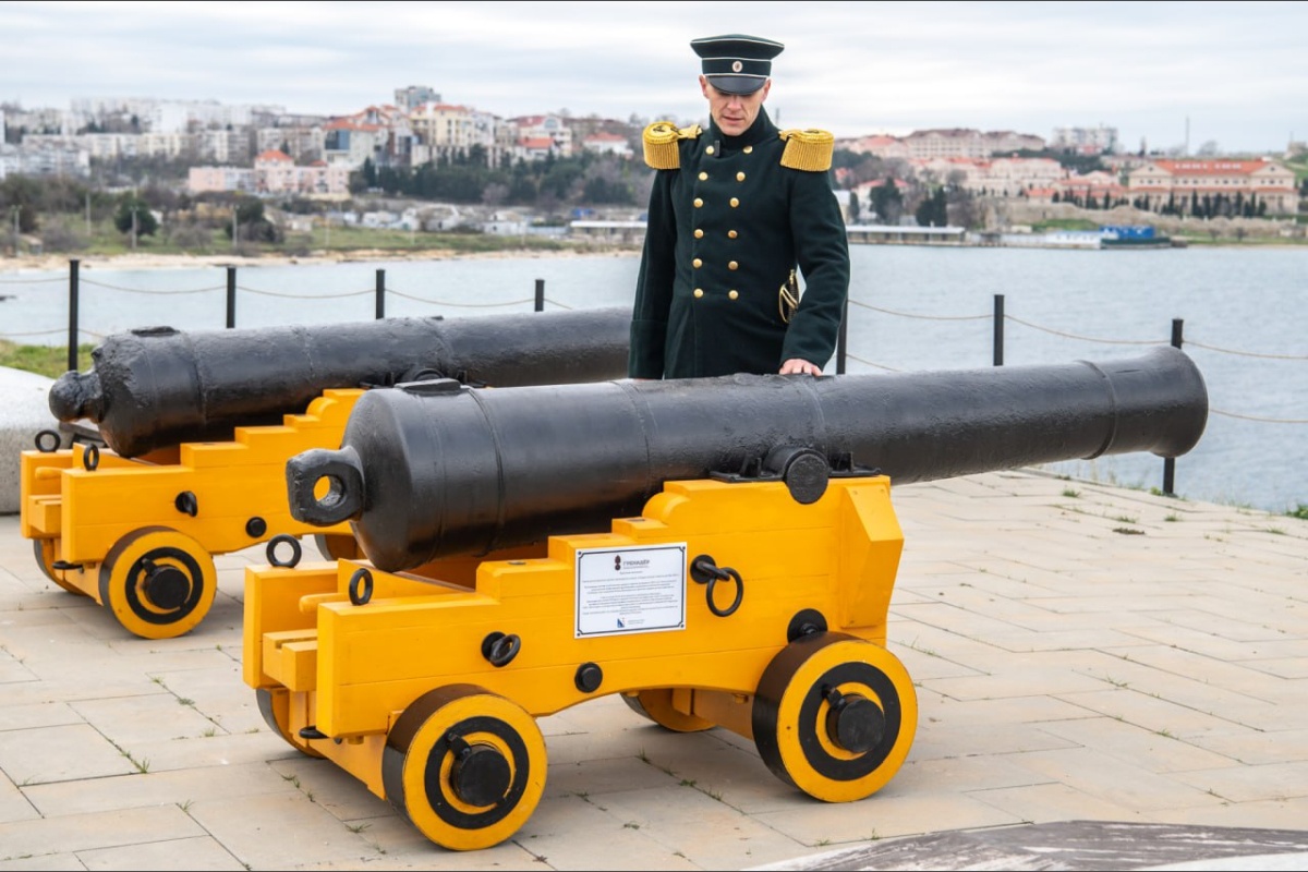 В Севастополе установили орудия Крымской войны.