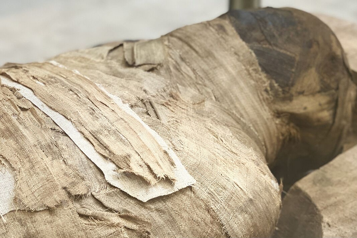 Ритуал мумификации зародился около 2800 года до н. э. и постепенно стал важной частью погребального обряда.