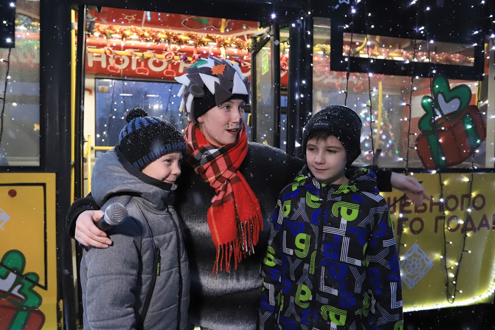 На маршруте мальчишек и девчонок ждет праздничная программа.