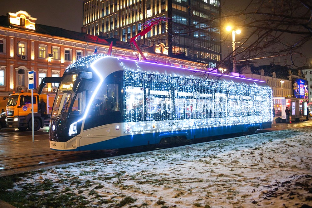 Празднично украшенный трамвай "Татра Т-3"поздравляет с Новым годом пассажиров маршрута "А", который москвичи ласково называют "Аннушкой".
