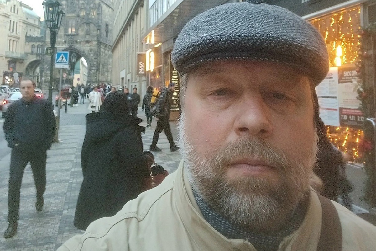 Бутягин находился в Европе в рамках лекционного тура и проезжал через Варшаву на пути из Нидерландов на Балканы.