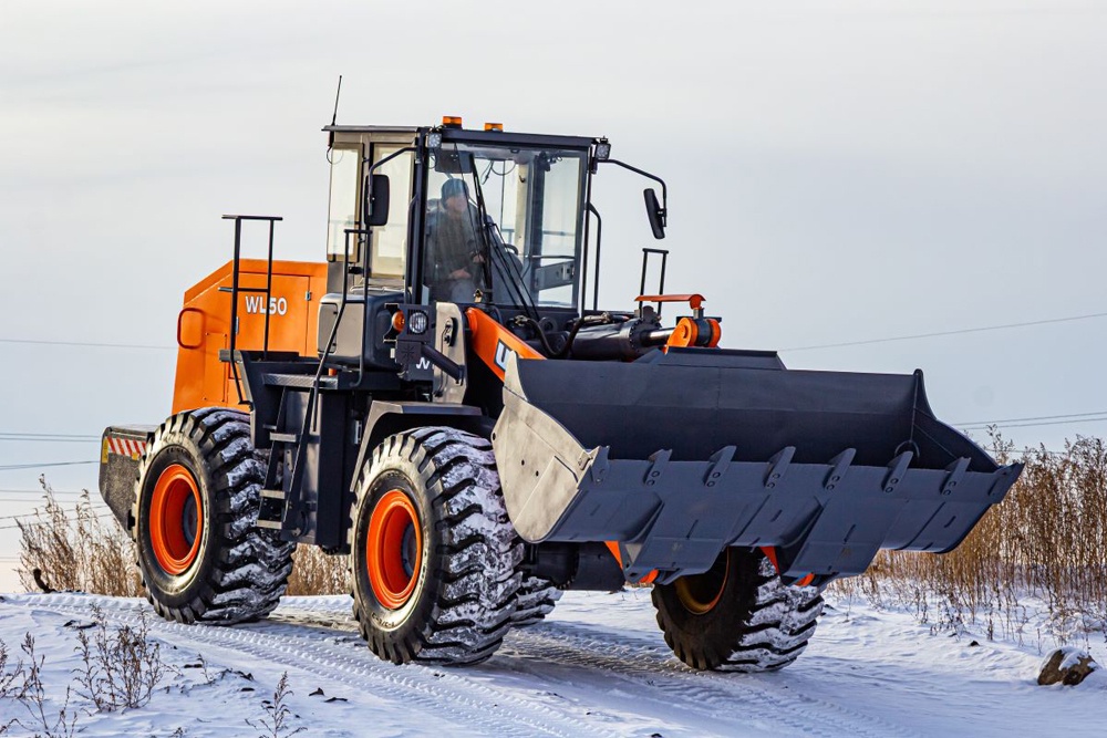 Новый фронтальный погрузчик отличает высокая производительность и комфортные условия для работы оператора.