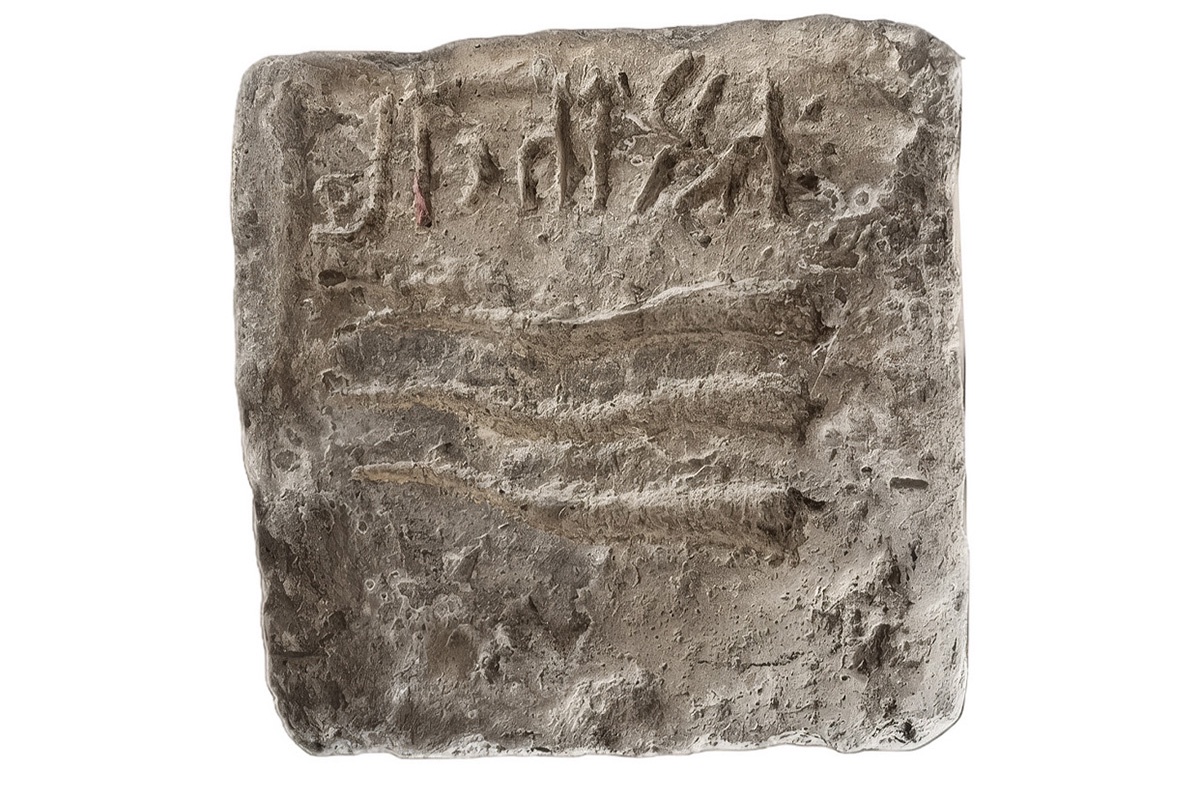 Надпись вырезана на небольшом, тщательно сформированном известняковом блоке скромных размеров, примерно размером с ладонь.