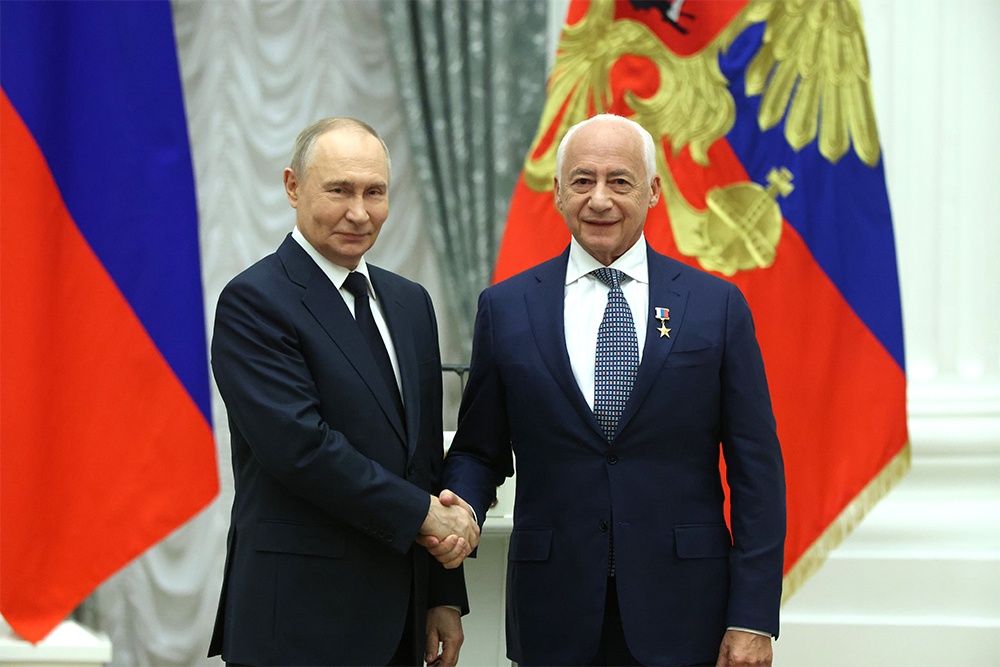 Владимир Спиваков получил из рук президента звезду Героя Труда РФ.