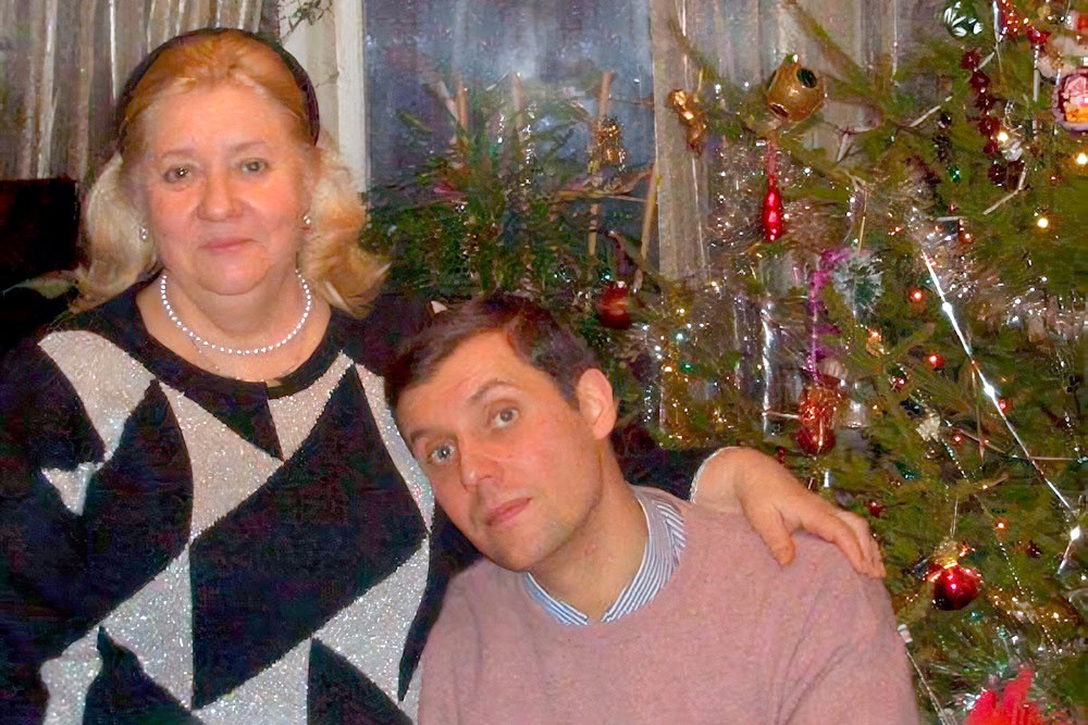 Николай Забелкин с мамой у домашней елки.