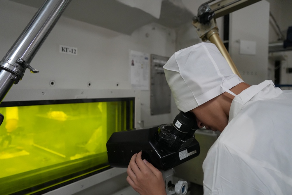 На экскурсиях школьники и студенты могли увидеть, как происходит загрузка реактора, и даже попробовали сами поработать в "горячей" камере, установив в ней образцы для исследований.