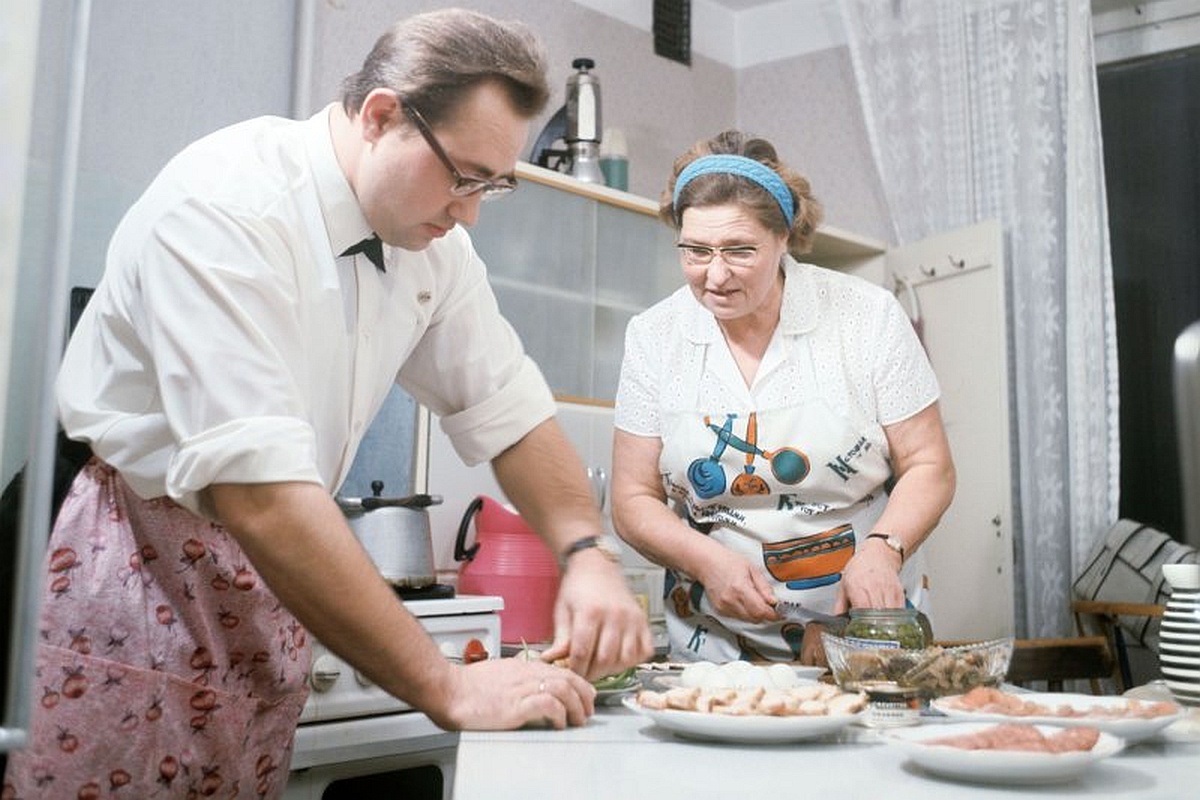 Приготовление праздничного стола. 1971 год. Приготовление праздничного стола. 1971 год.
