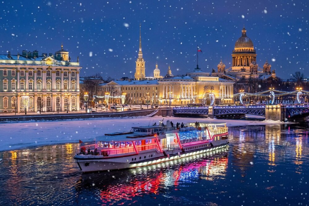В Петербурге впервые началась зимняя навигация. 